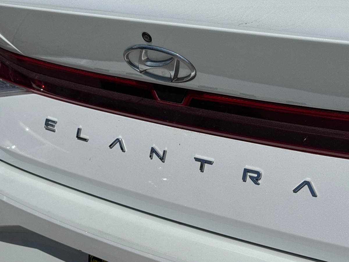 2021 Hyundai Elantra SE - Photo 12