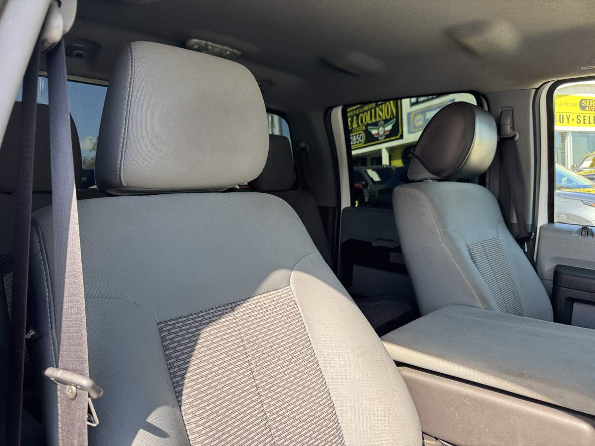 Photo 9 of this Ford Super Duty F-350 DRW