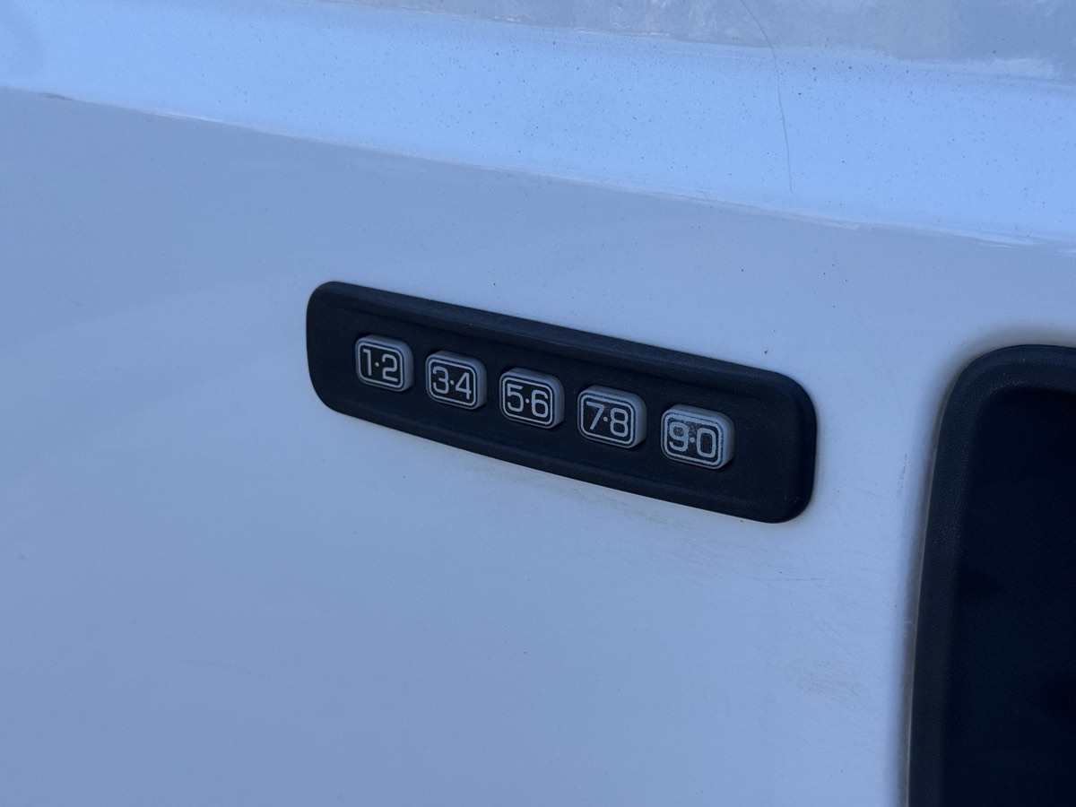 Photo 13 of this Ford Super Duty F-350 DRW