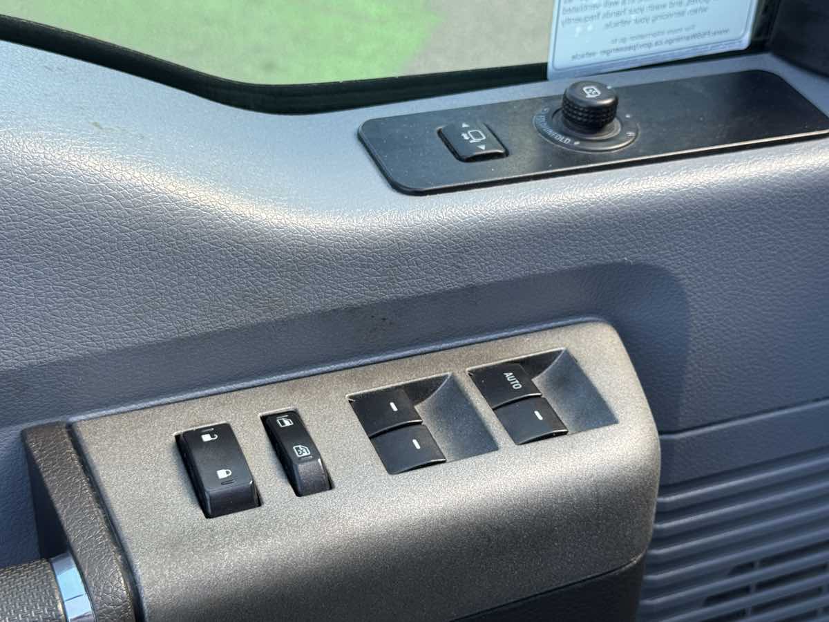 Photo 20 of this Ford Super Duty F-350 DRW