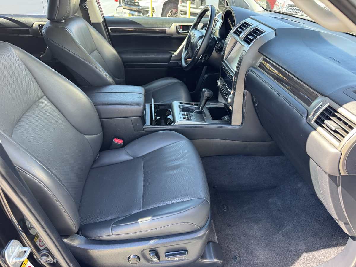 Photo 14 of this Lexus GX 460