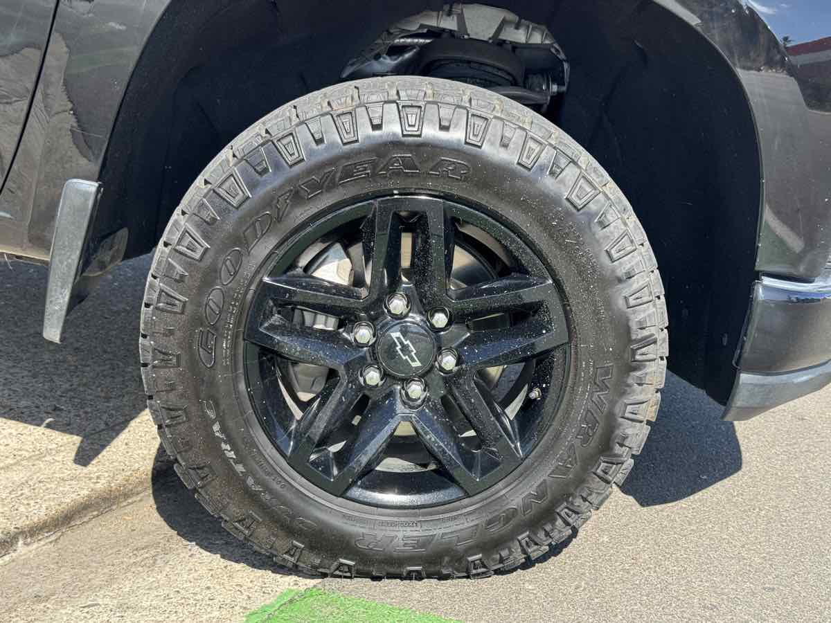 Photo 5 of this Chevrolet Silverado 1500