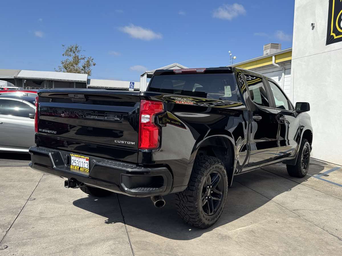 Photo 10 of this Chevrolet Silverado 1500