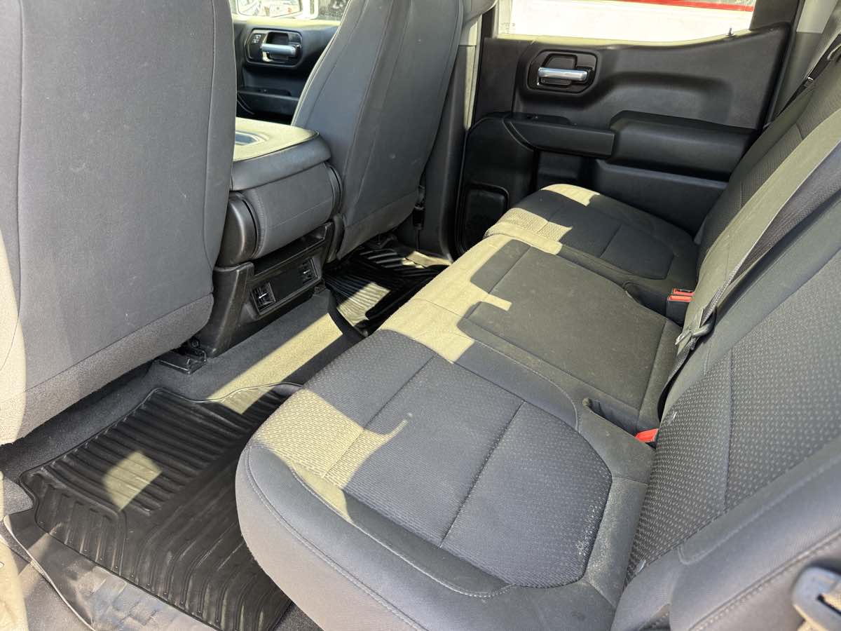 Photo 18 of this Chevrolet Silverado 1500