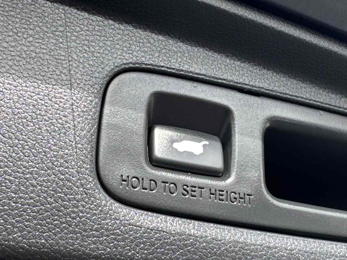 Photo 10 of this Honda CR-V Hybrid