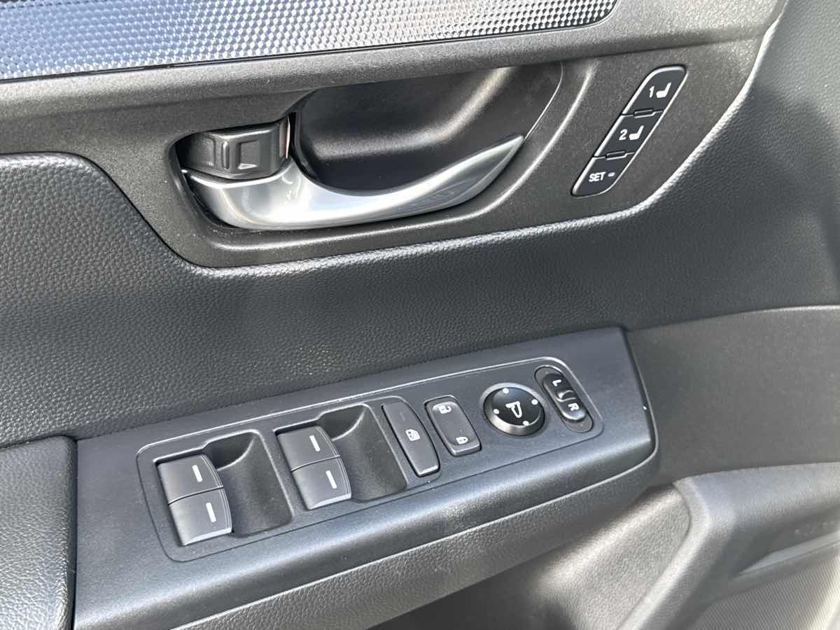 Photo 29 of this Honda CR-V Hybrid