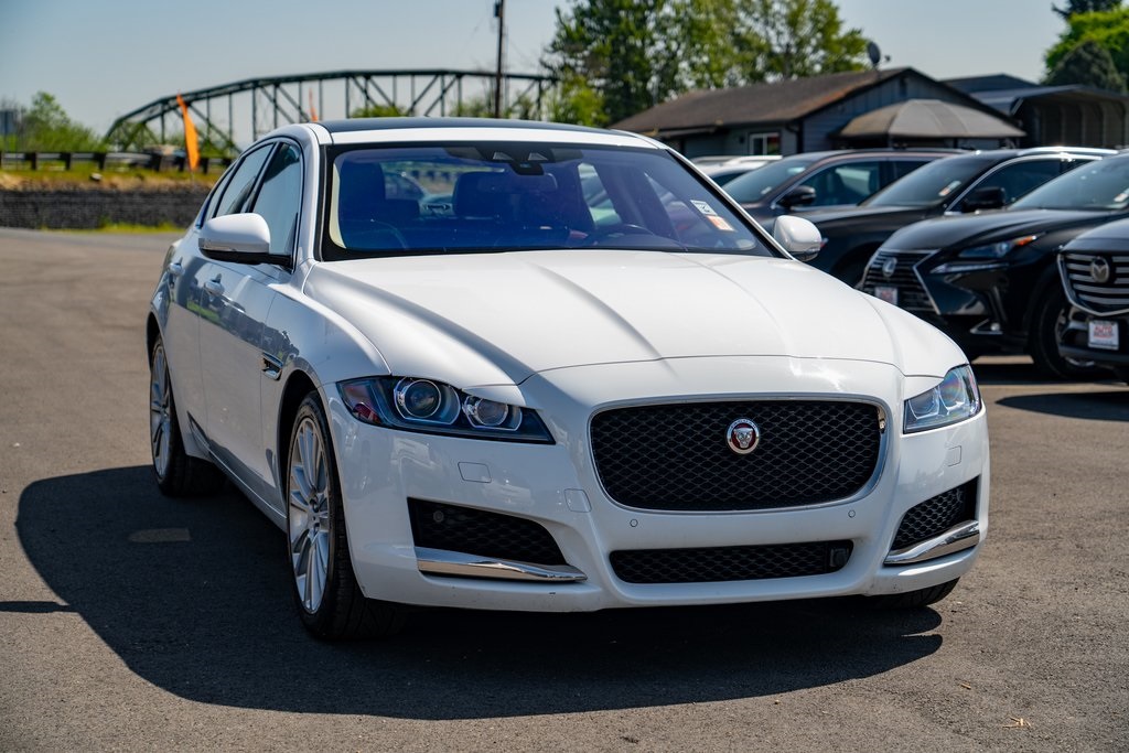 2018 Jaguar XF 25t Prestige photo 2