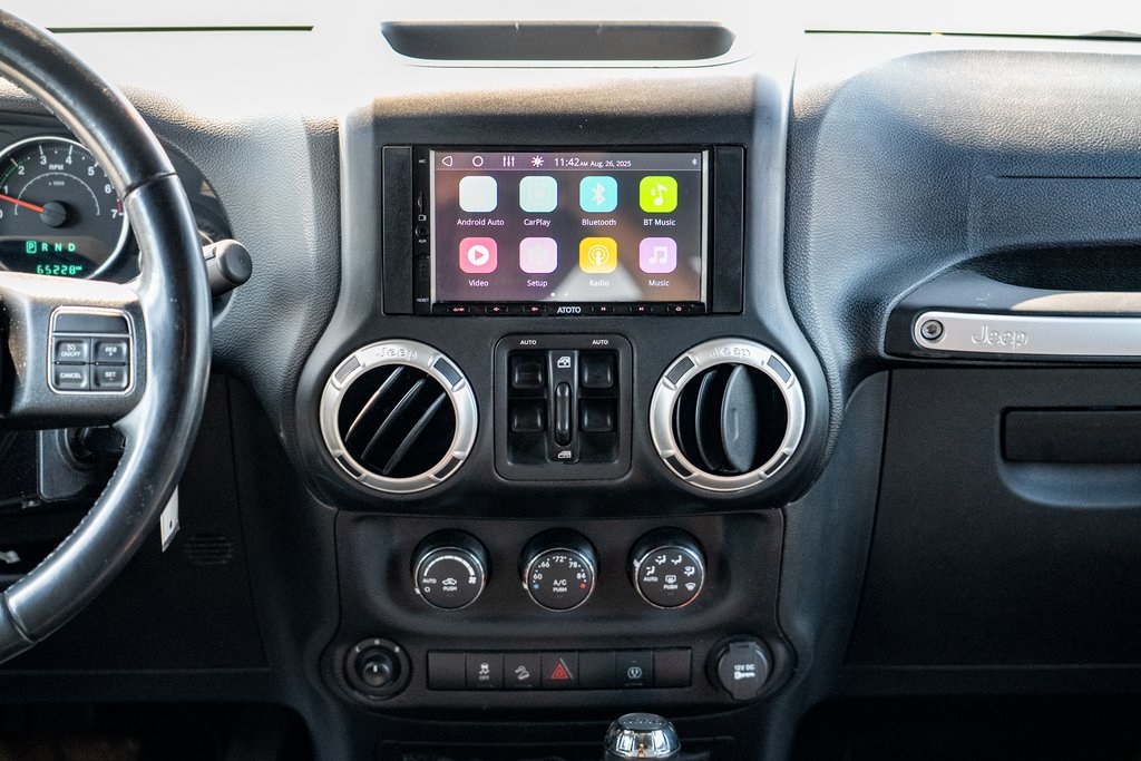 2017 Jeep Wrangler Unlimited Sahara photo 16