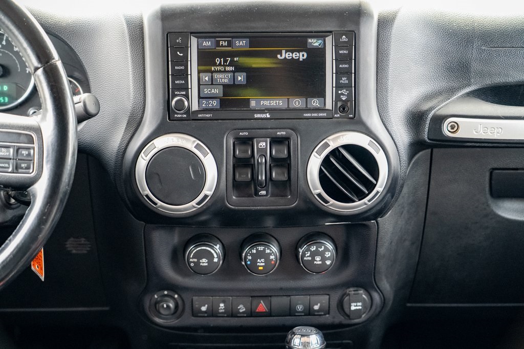 2014 Jeep Wrangler Unlimited Rubicon photo 17