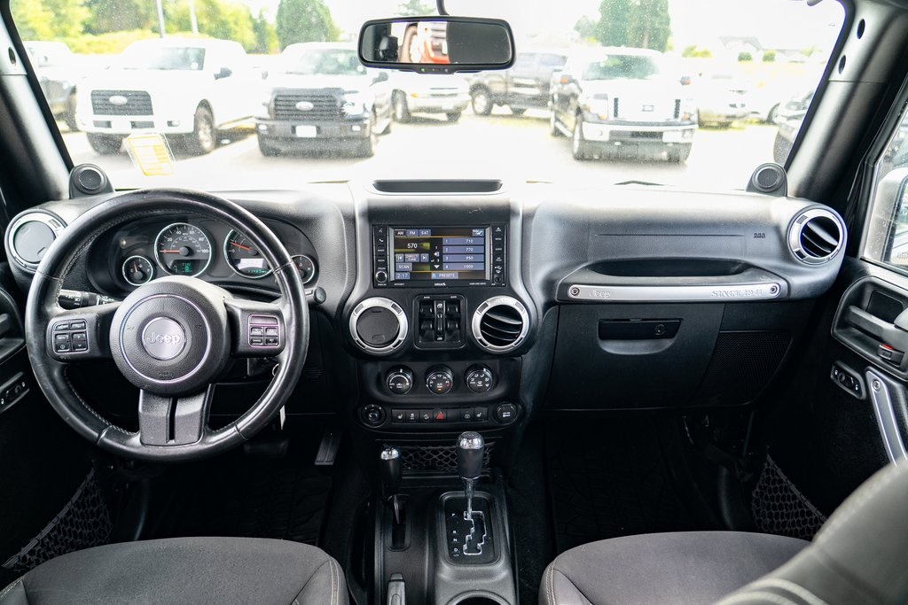 2013 Jeep Wrangler Unlimited Rubicon photo 18