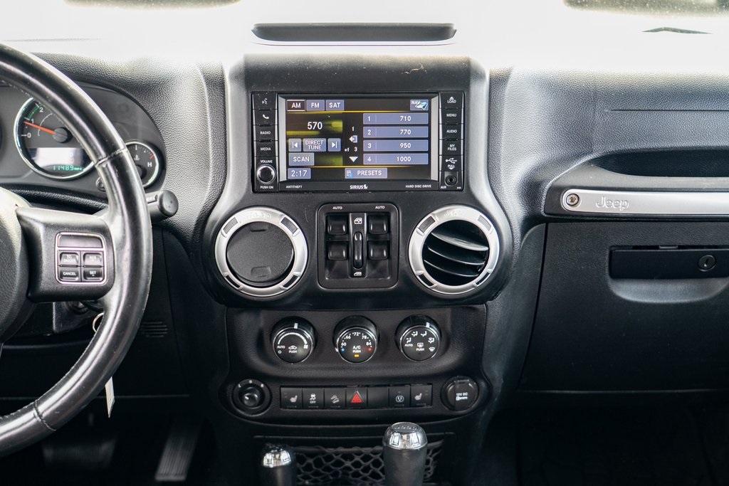 2013 Jeep Wrangler Unlimited Rubicon photo 19