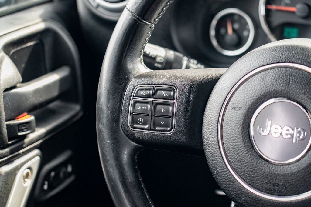 2013 Jeep Wrangler Unlimited Rubicon photo 21