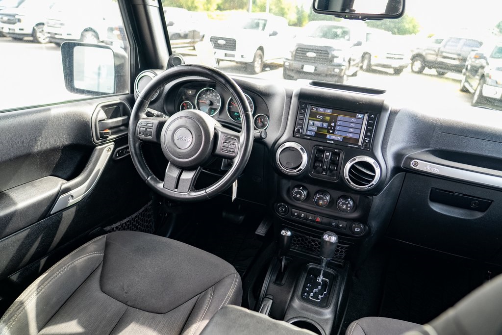 2013 Jeep Wrangler Unlimited Rubicon photo 22