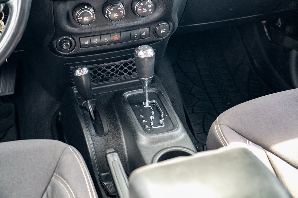 2013 Jeep Wrangler Unlimited Rubicon photo 23