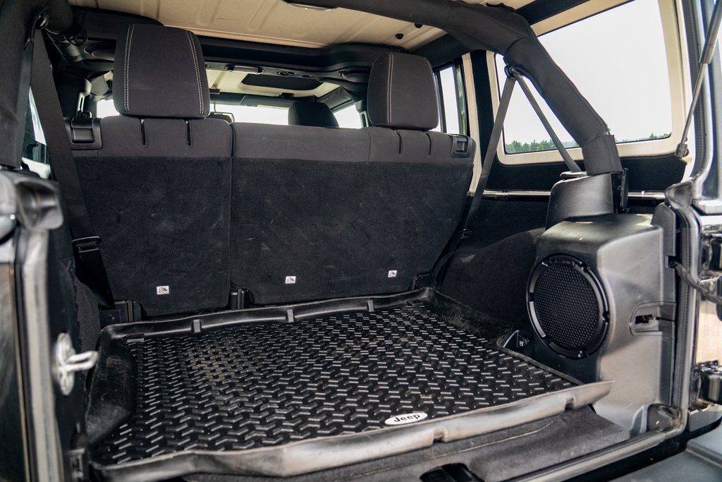 2013 Jeep Wrangler Unlimited Rubicon photo 24