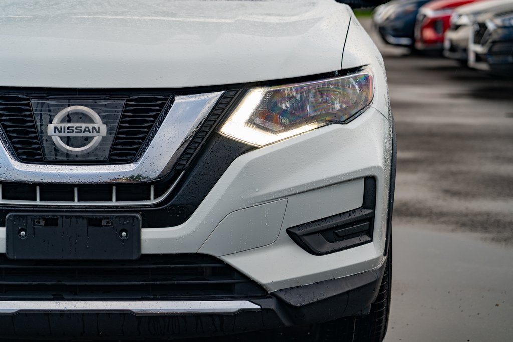 2017 Nissan Rogue SV photo 3