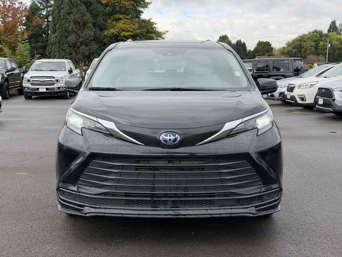 Photo 3 of this Toyota Sienna