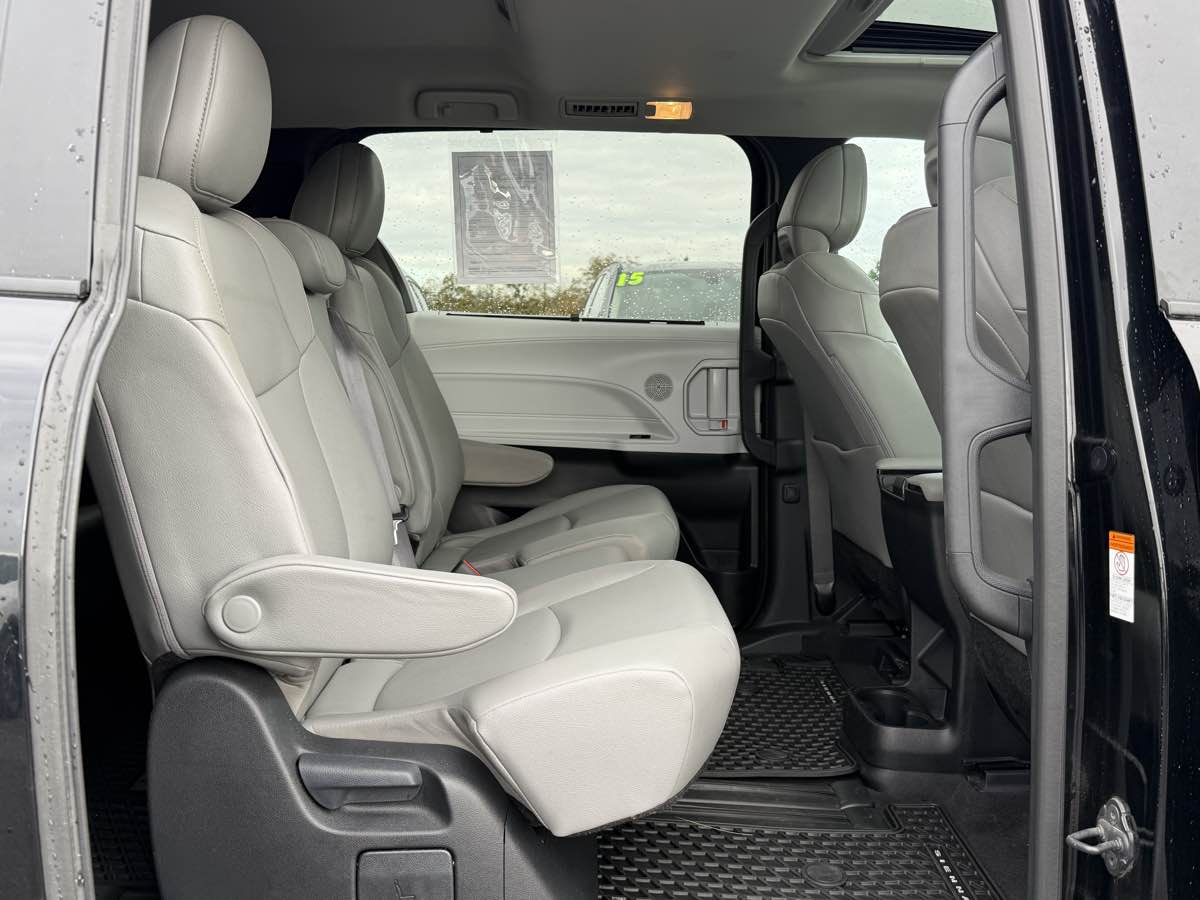 Photo 18 of this Toyota Sienna
