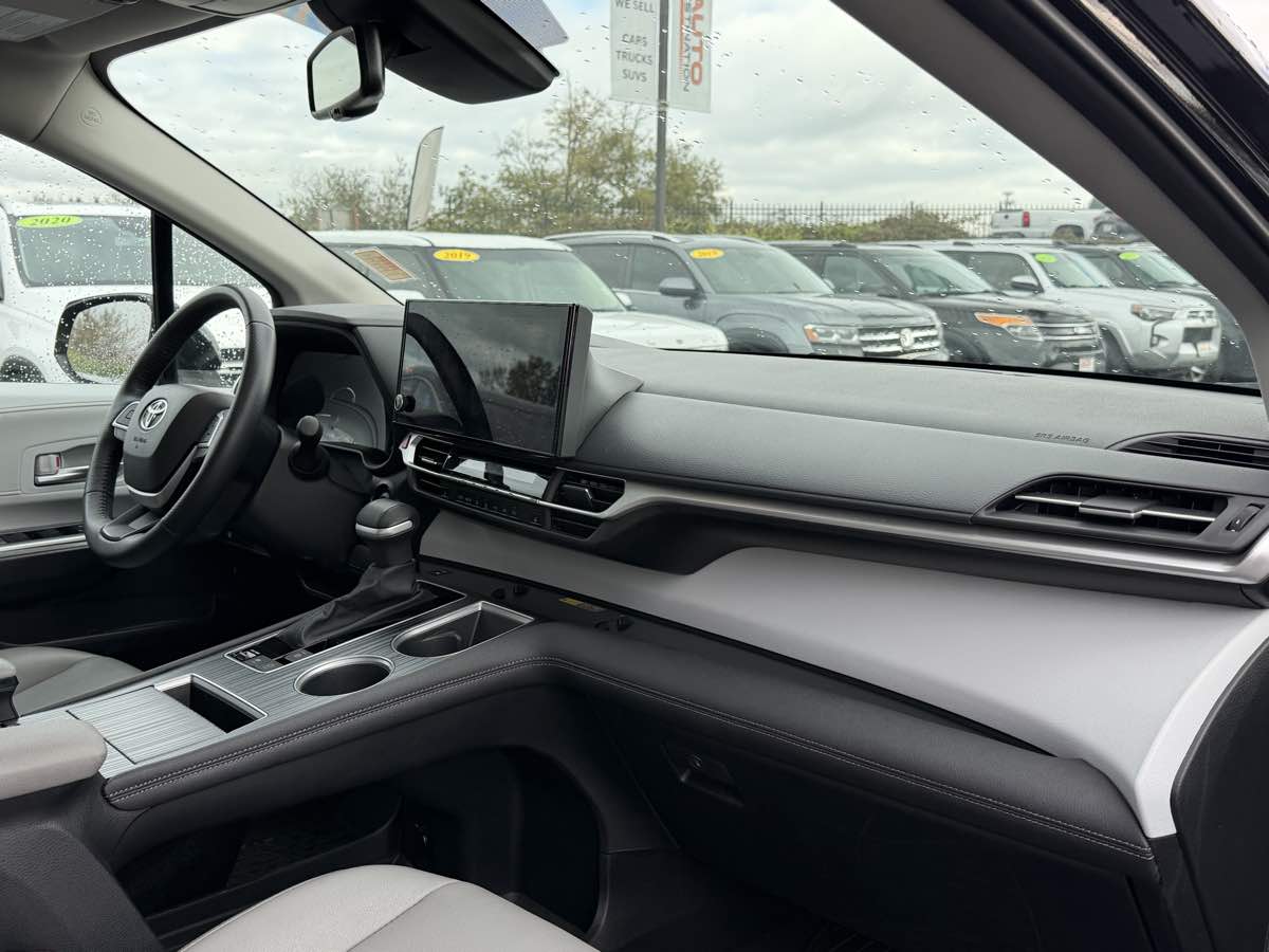 Photo 20 of this Toyota Sienna