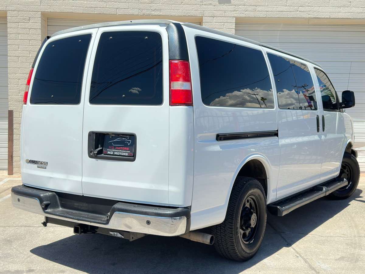 2016 Chevrolet Express Passenger LT photo 21