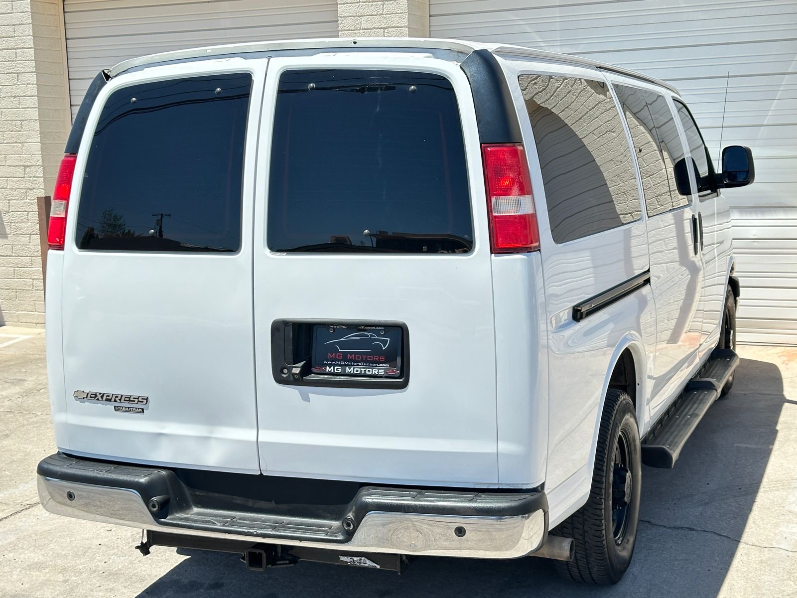 2016 Chevrolet Express Passenger LT photo 23