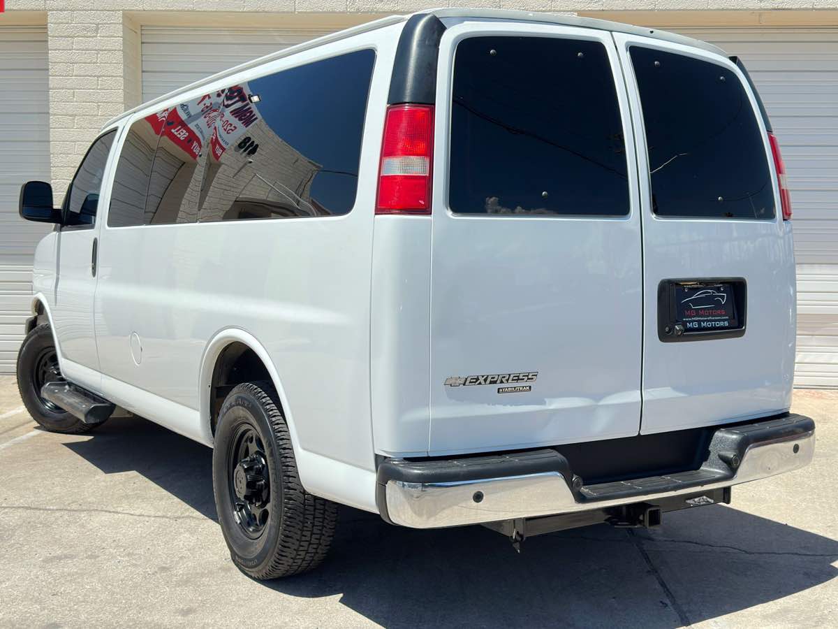 2016 Chevrolet Express Passenger LT photo 17