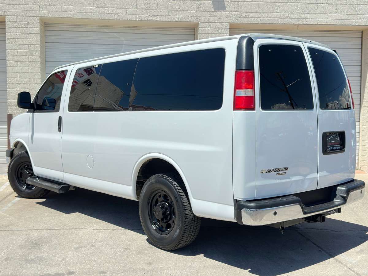 2016 Chevrolet Express Passenger LT photo 19