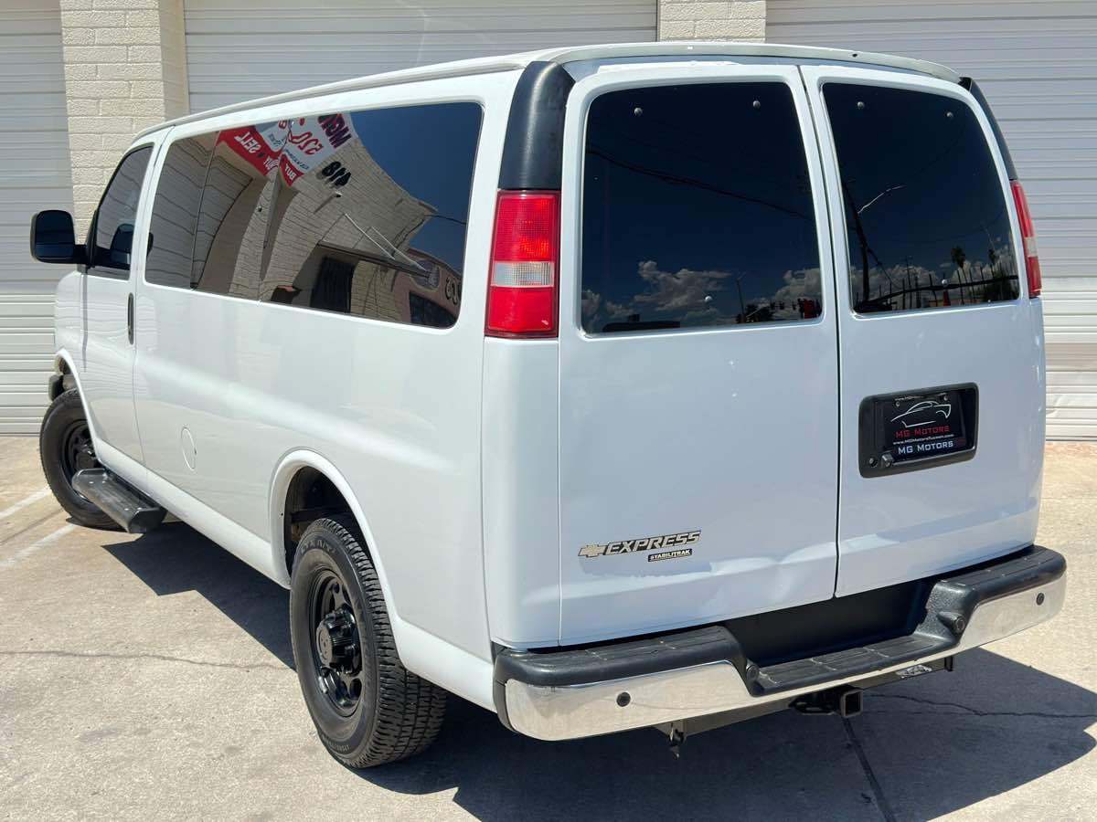 2016 Chevrolet Express Passenger LT photo 25