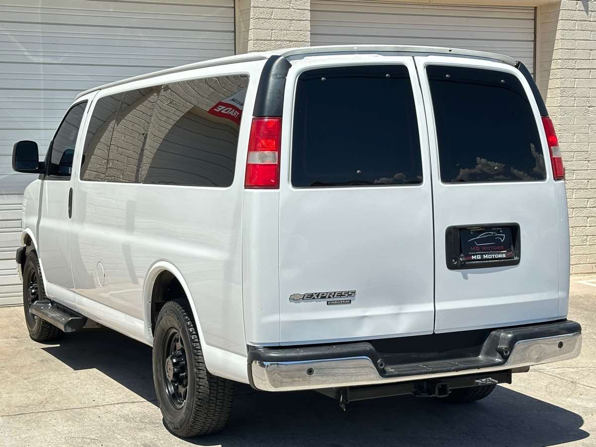 2016 Chevrolet Express Passenger LT photo 24