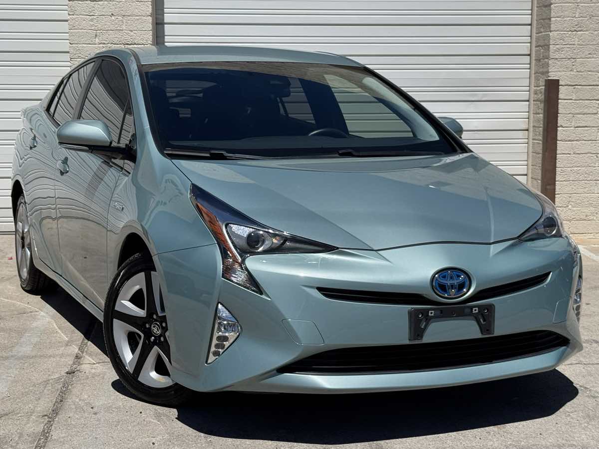 2016 Toyota Prius Three Touring photo 2