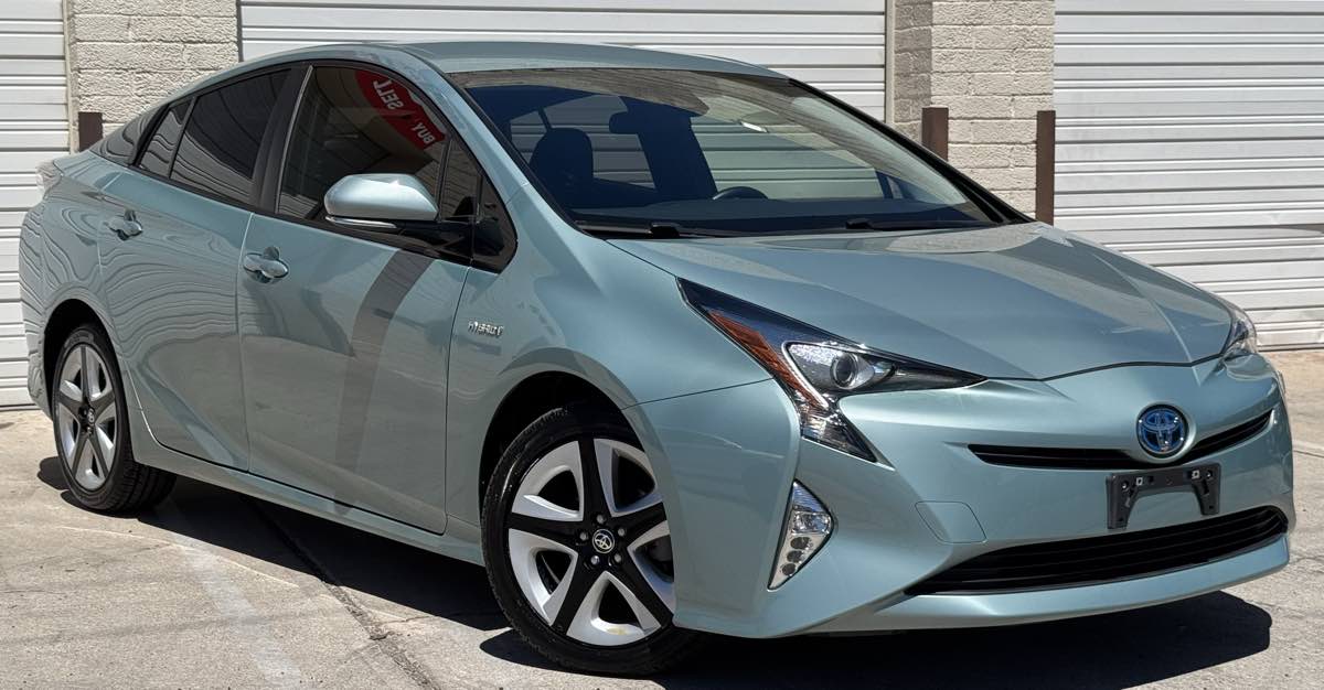 2016 Toyota Prius Three Touring photo 3
