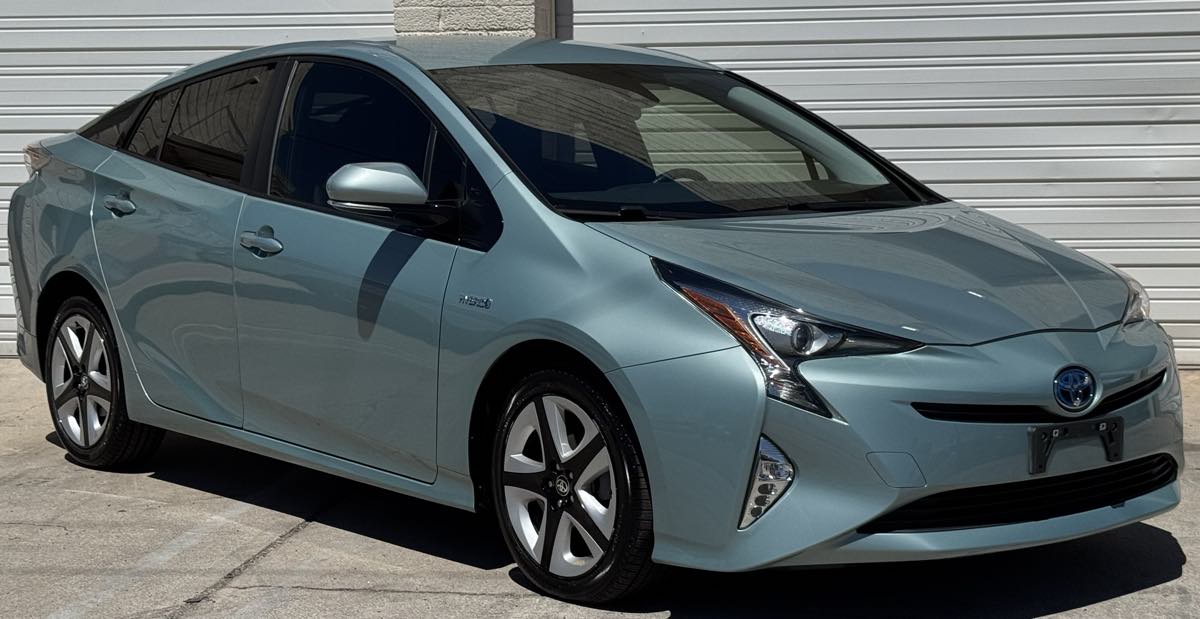 2016 Toyota Prius Three Touring photo 4