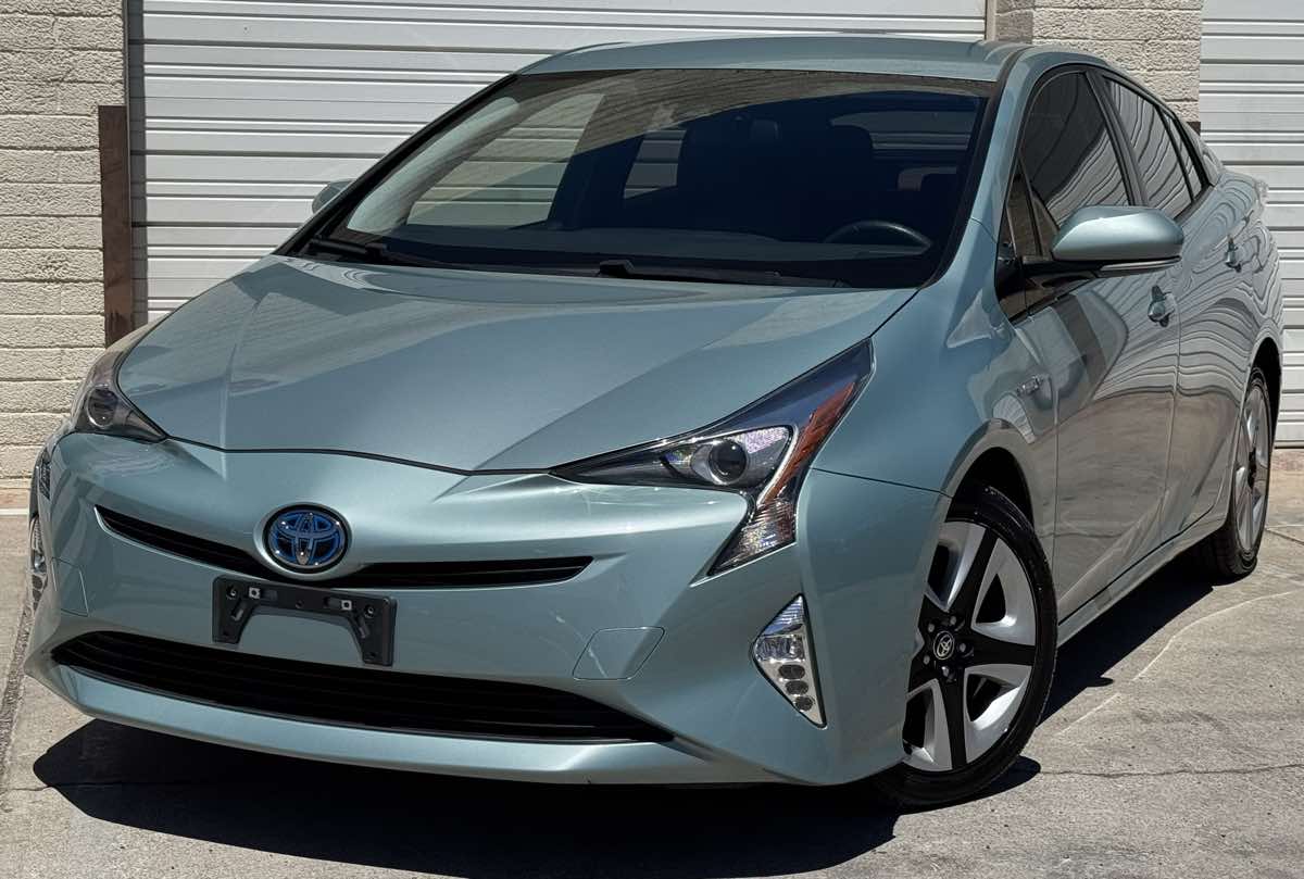 2016 Toyota Prius Three Touring photo 5
