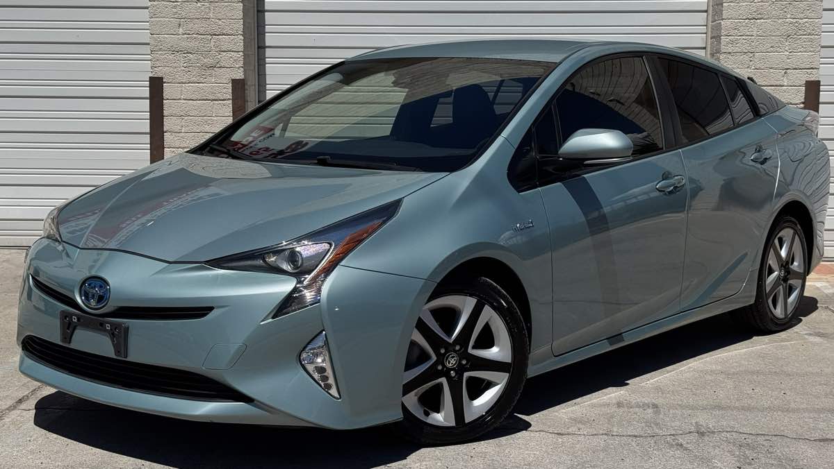 2016 Toyota Prius Three Touring photo 6
