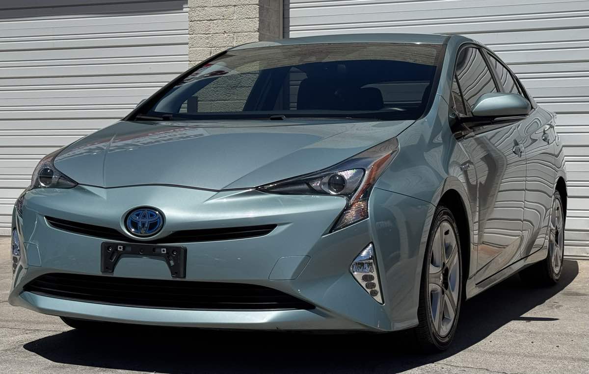 2016 Toyota Prius Three Touring photo 7