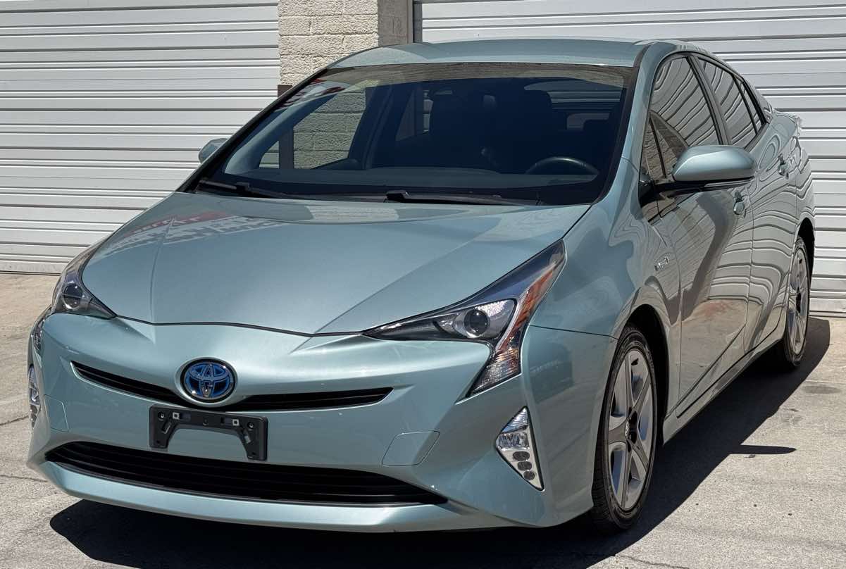 2016 Toyota Prius Three Touring photo 8