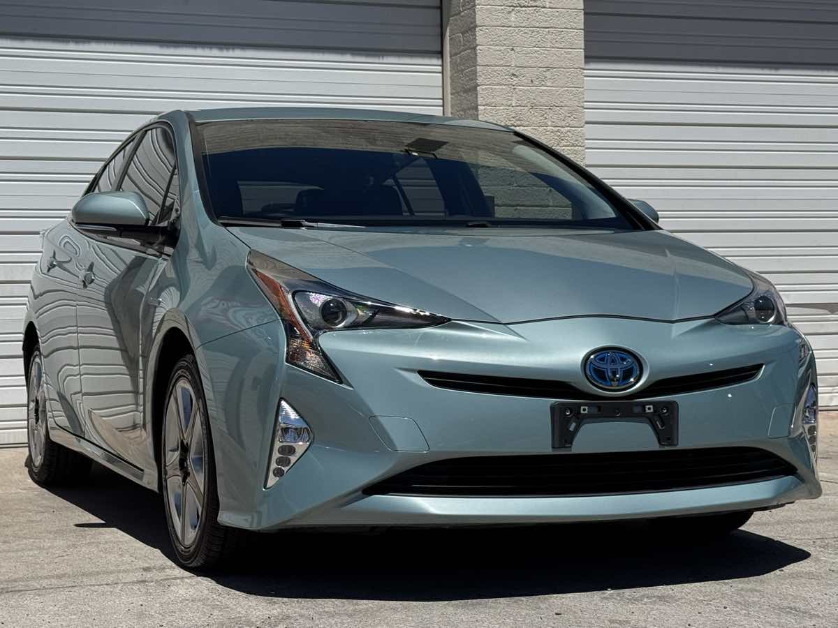 2016 Toyota Prius Three Touring photo 9