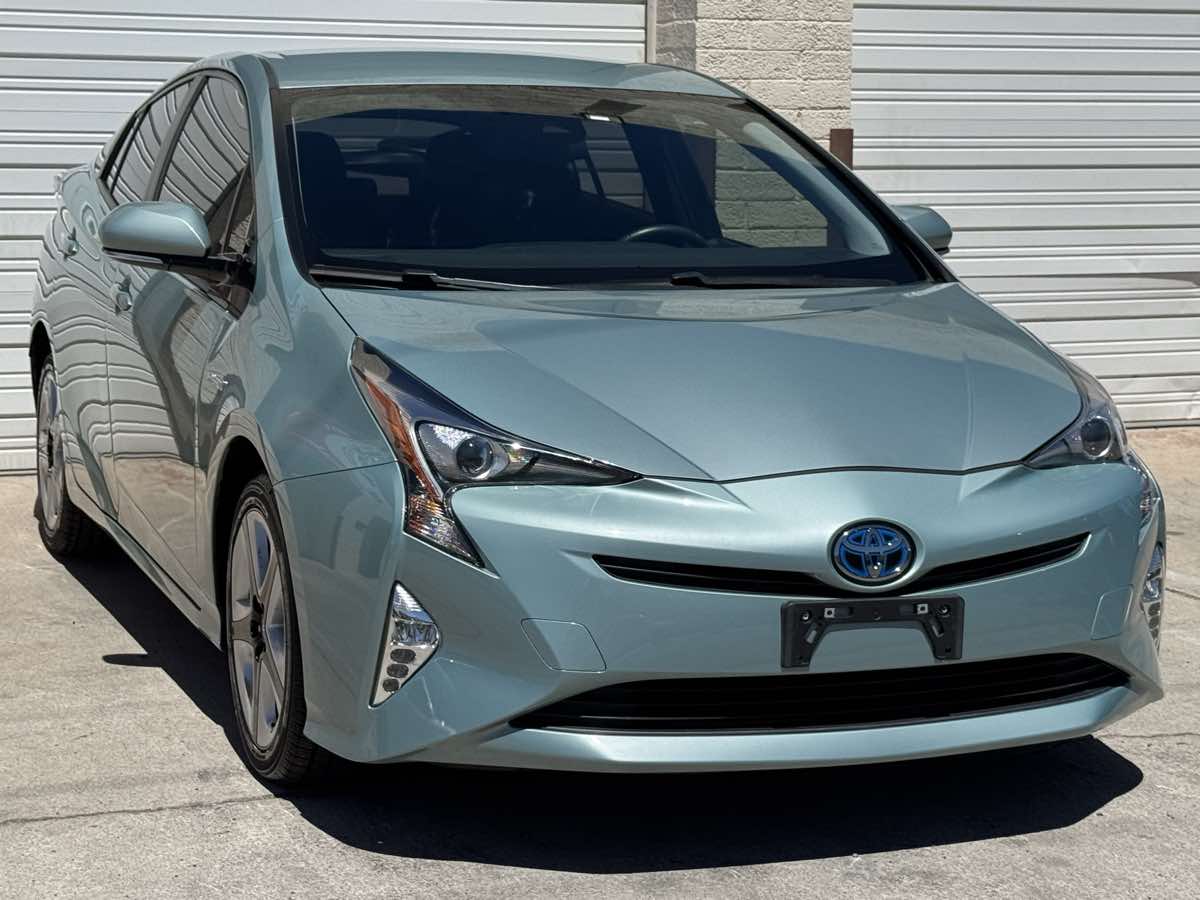 2016 Toyota Prius Three Touring photo 10