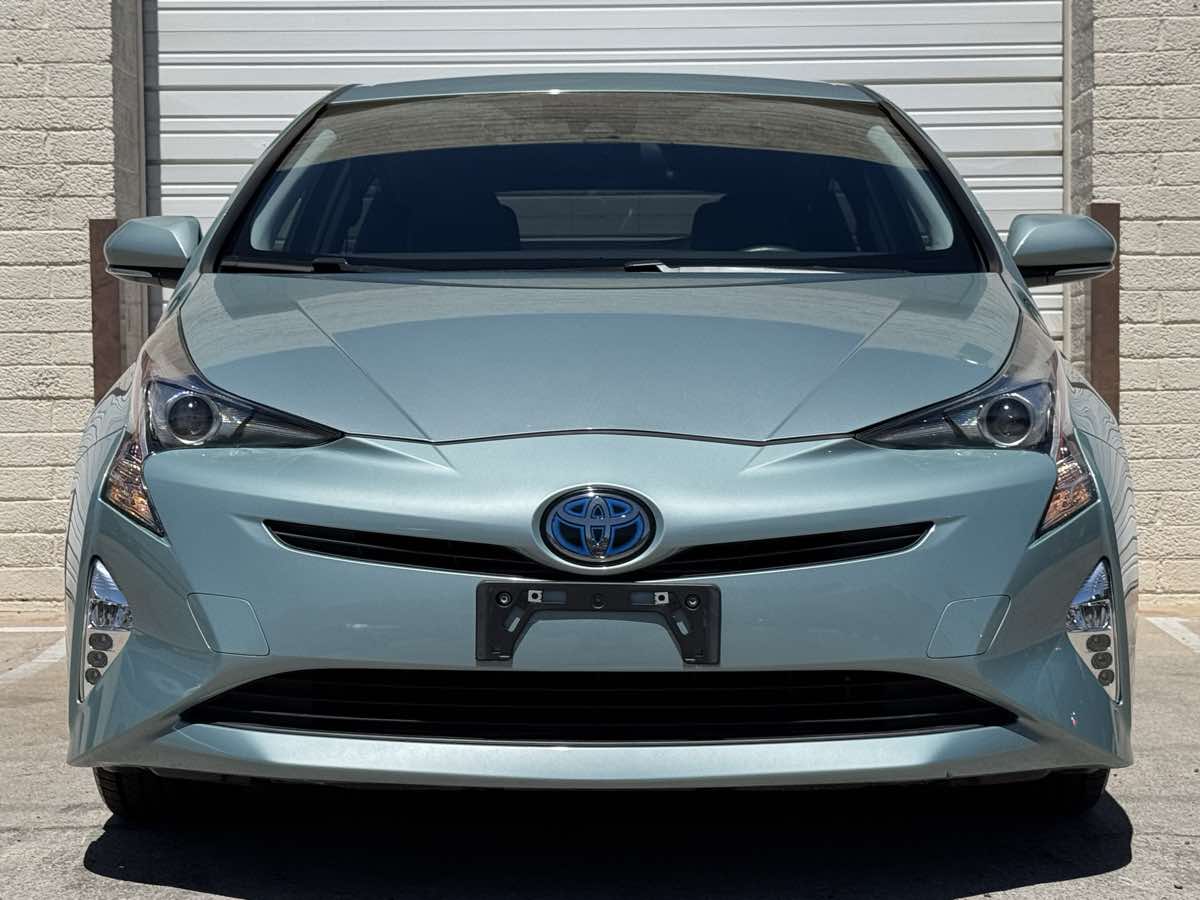 2016 Toyota Prius Three Touring photo 11