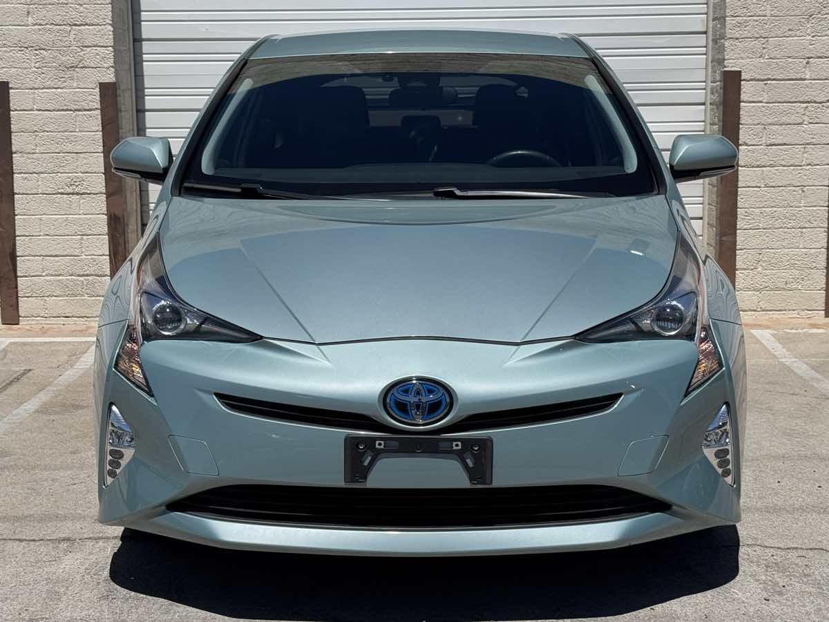 2016 Toyota Prius Three Touring photo 12