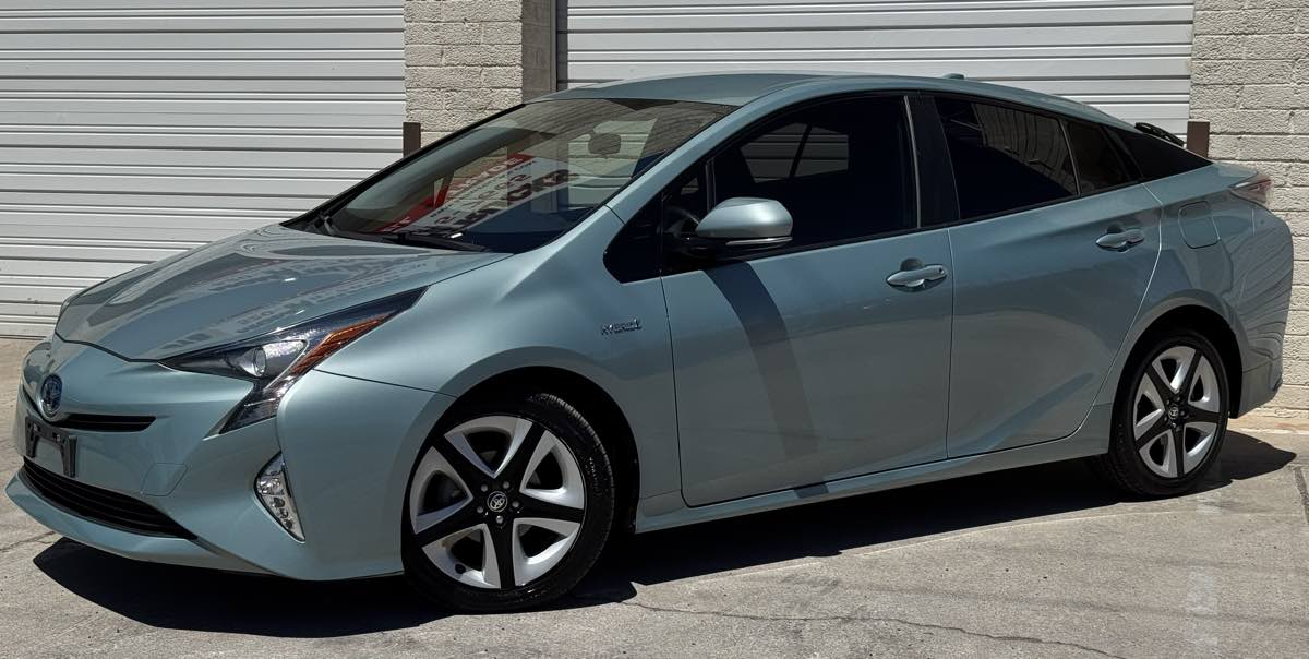 2016 Toyota Prius Three Touring photo 13