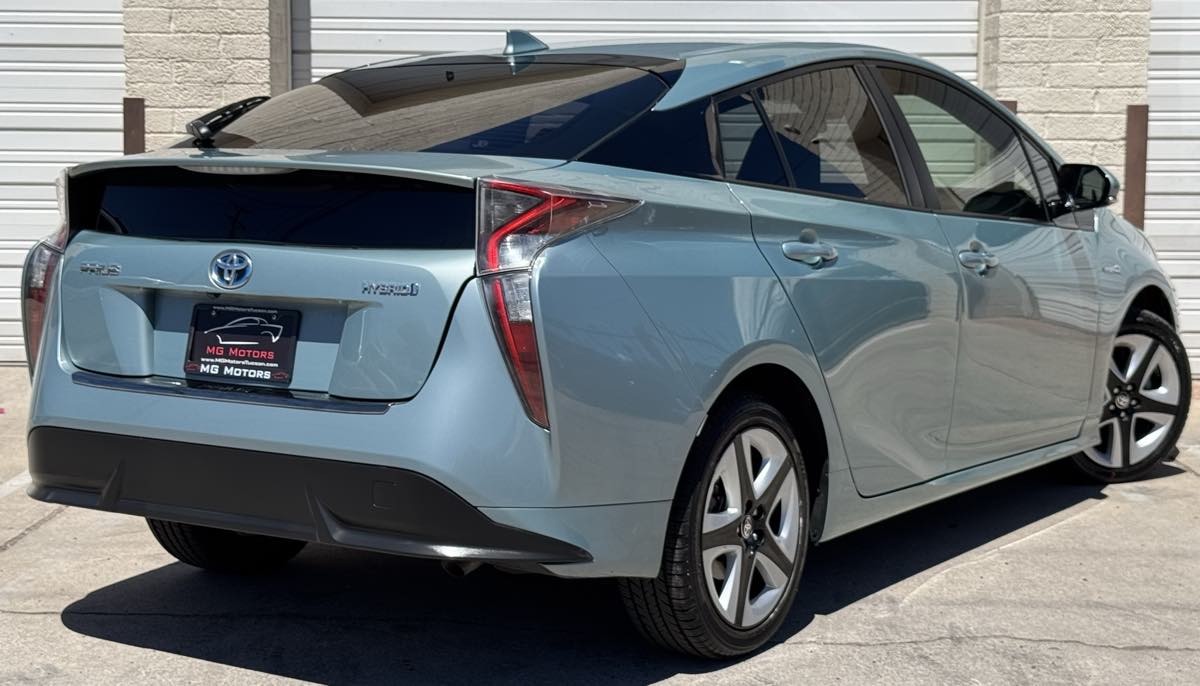 2016 Toyota Prius Three Touring photo 14