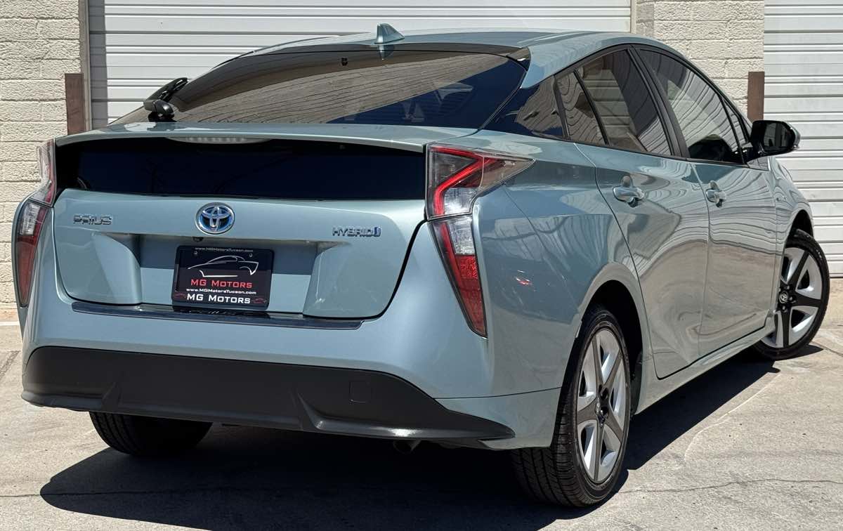 2016 Toyota Prius Three Touring photo 15