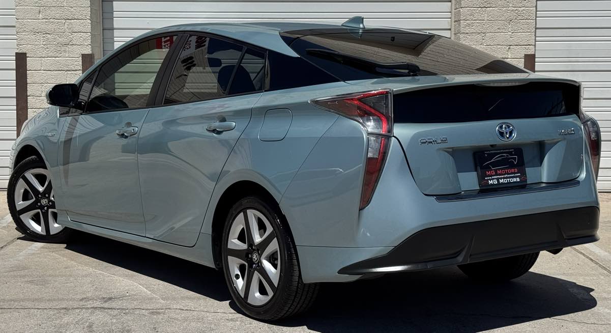 2016 Toyota Prius Three Touring photo 16