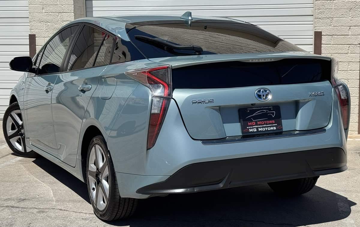 2016 Toyota Prius Three Touring photo 17