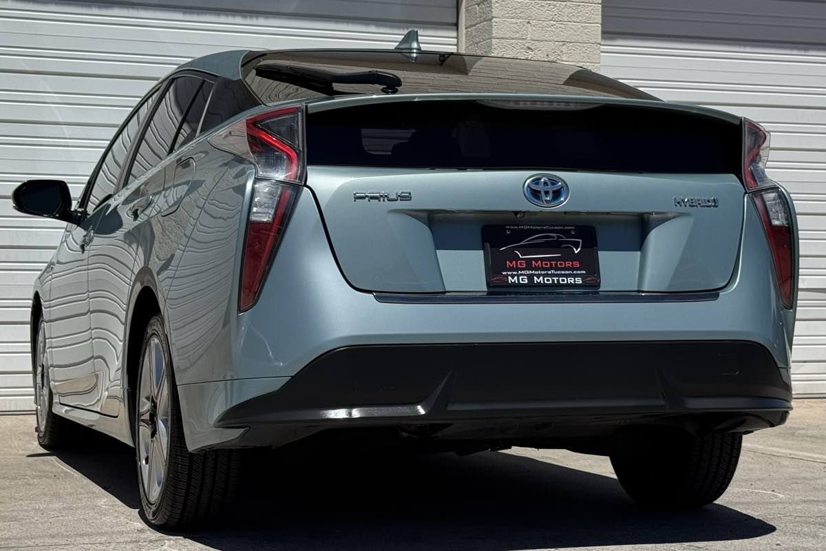 2016 Toyota Prius Three Touring photo 19