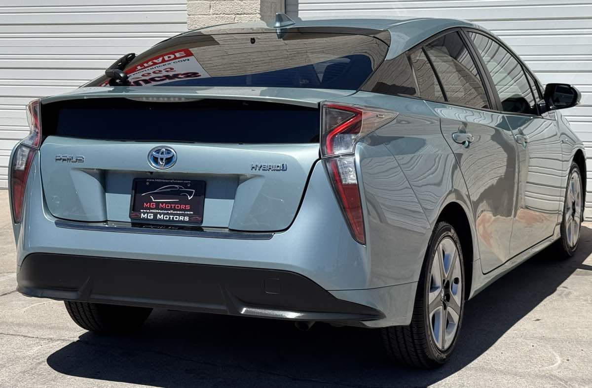 2016 Toyota Prius Three Touring photo 21