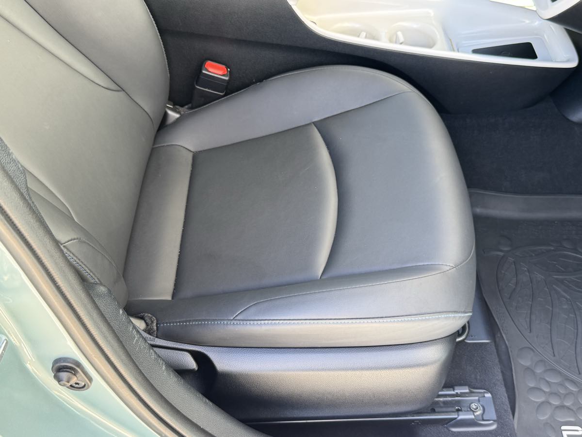 2016 Toyota Prius Three Touring photo 25
