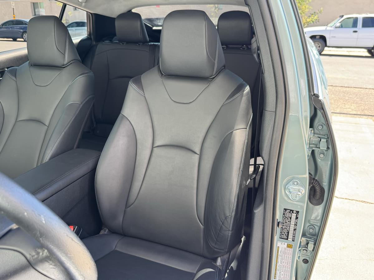 2016 Toyota Prius Three Touring photo 29