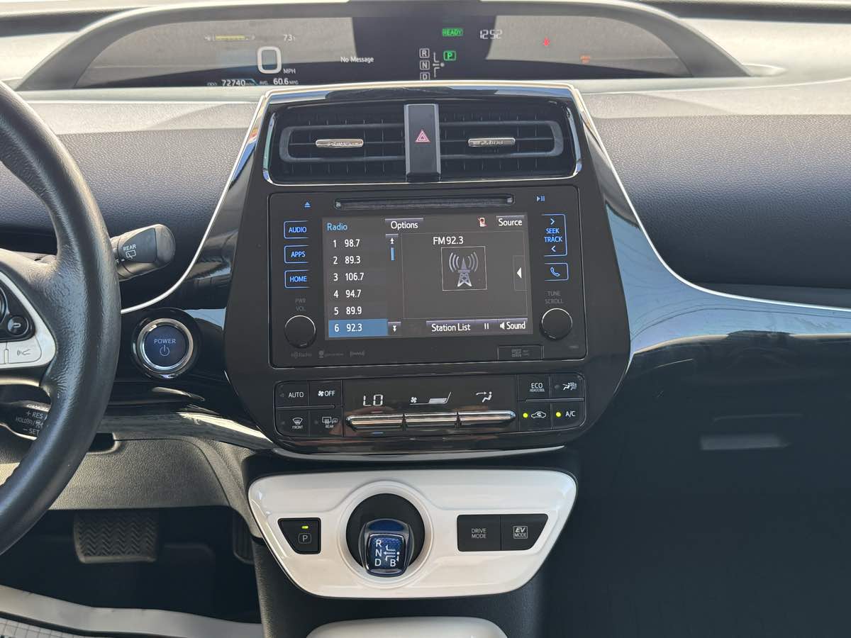 2016 Toyota Prius Three Touring photo 34